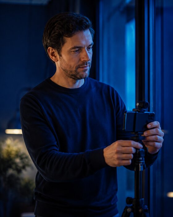 一位影像创作者正在架设手机拍摄